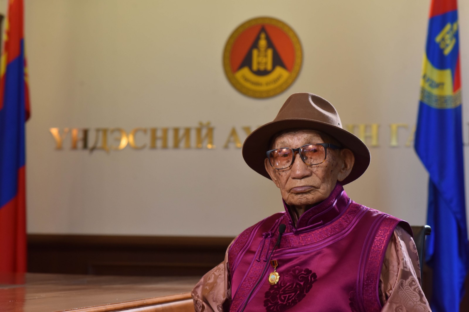 Төрийн аудитын байгууллагын удирдлагууд  100 настай Ч.Намдаг гуайг хүлээн авч хүндэтгэл үзүүллээ